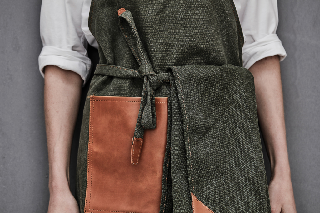 VINGA Asado Küchenschürze aus stonewashed Segeltuch mit PU-Details VINGA Asado Küchenschürze aus stonewashed Segeltuch mit PU-Details