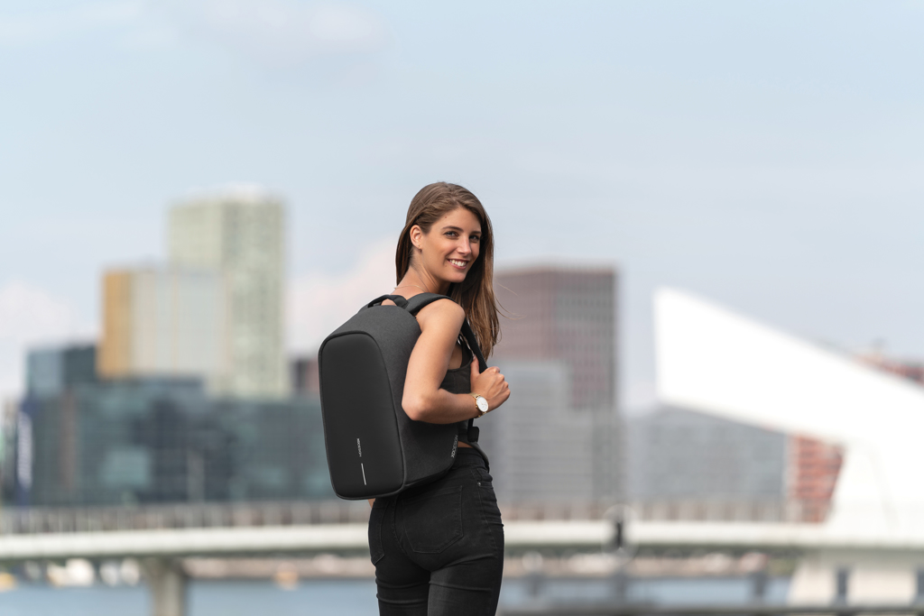 Bobby Hero Small Anti-Diebstahl-Rucksack aus rPET — XD Design, mit Logo veredelbar