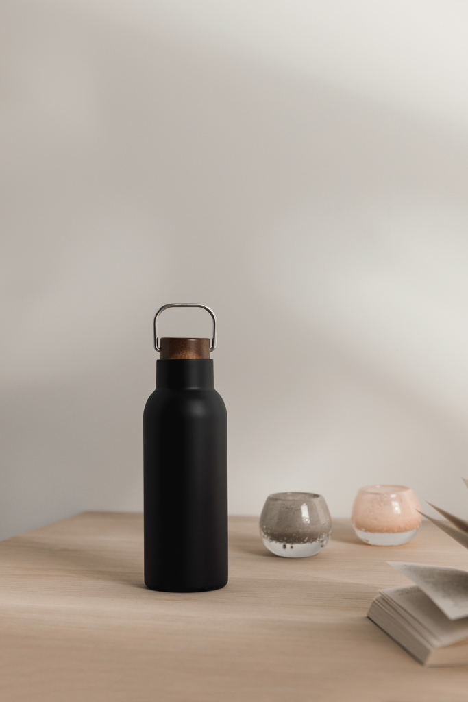 VINGA Ciro RCS recycelte Vakuumflasche 580ml mit Akazienholzdeckel