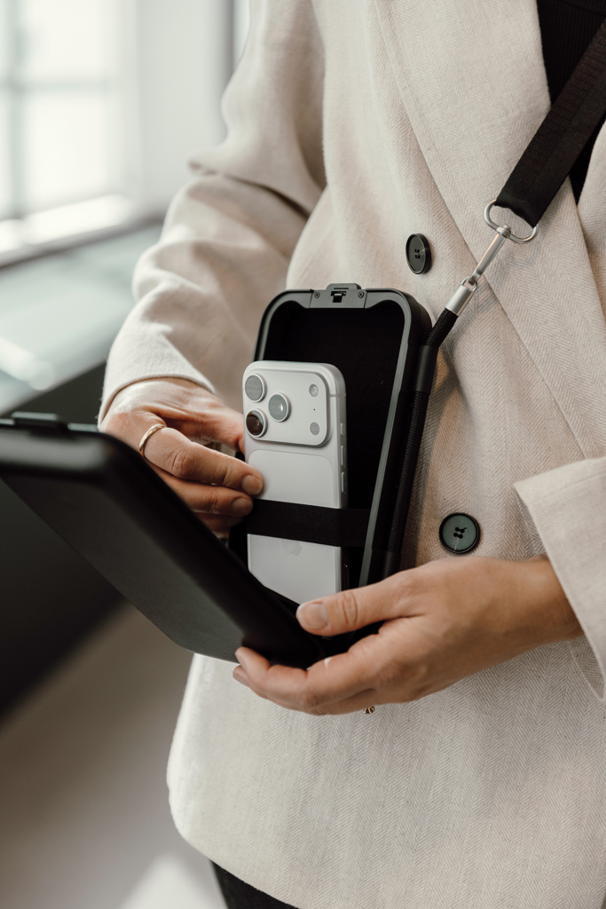 Swiss Peak OSLO Hartschalen-Etui für Smartphone und Reisedokumente, mit Logo bedruckbar