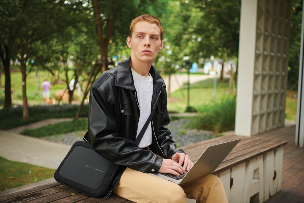 XD Design 16 Zoll Laptoptasche aus rPET, schwarz, mit Logo bedruckbar XD Design 16 Zoll Laptoptasche aus rPET, schwarz, mit Logo bedruckbar