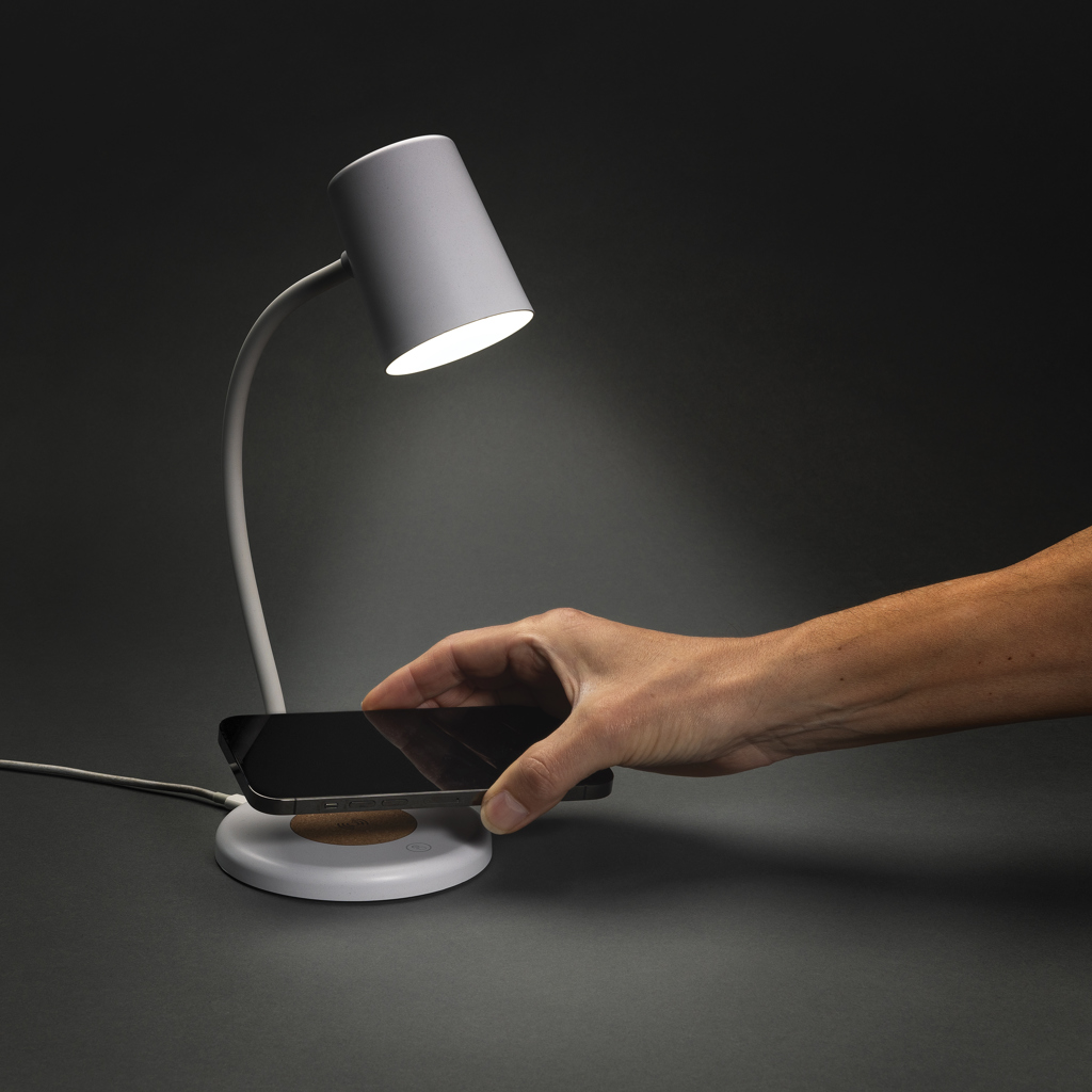 Zenara 15W Wireless Charger mit Schreibtischlampe aus recyceltem ABS und FSC-Kork
