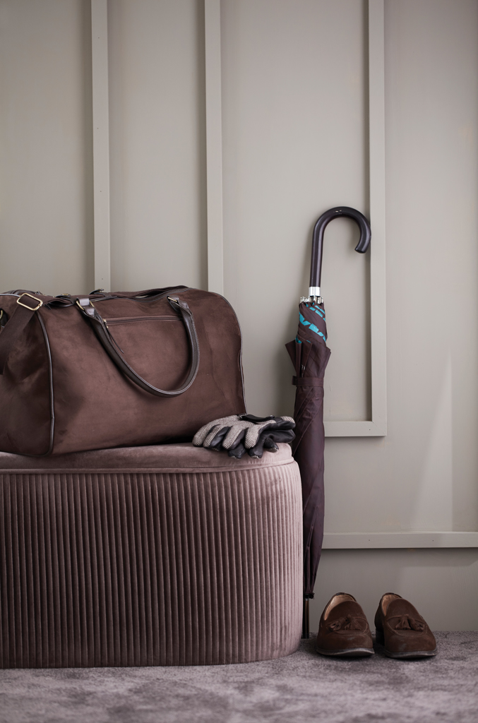 VINGA Hunton Weekendbag in Wildlederoptik mit Messingdetails — bedruckbar