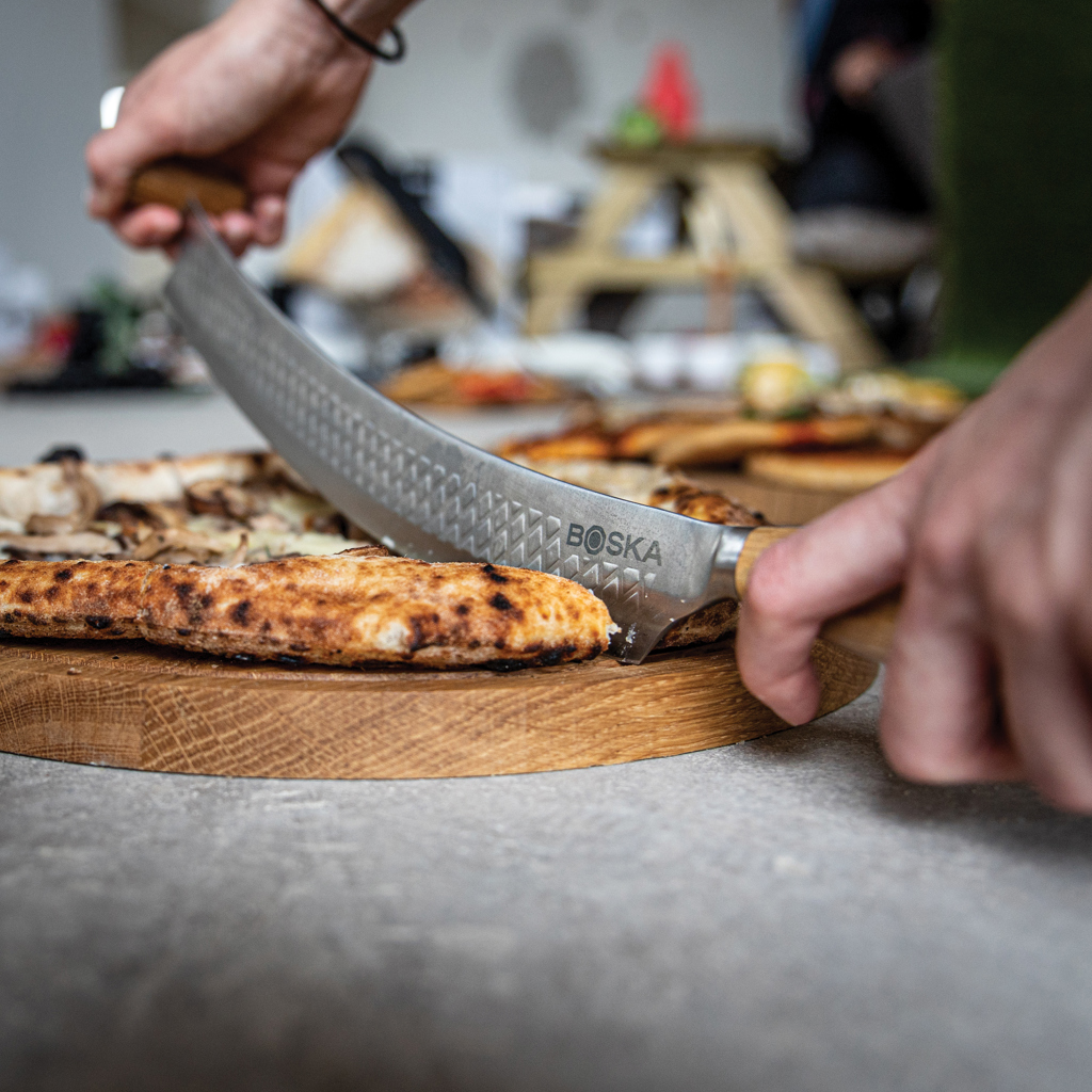BOSKA Pizza- und Käsemesser Oslo+ Nr. 4 aus Edelstahl mit Eichenholzgriffen – mit Logo-Gravur BOSKA Pizza- und Käsemesser Oslo+ Nr. 4 aus Edelstahl mit Eichenholzgriffen – mit Logo-Gravur