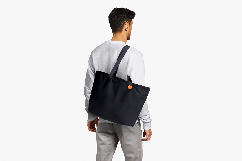 Bellroy Market Tote Einkaufstasche aus recyceltem PET, faltbar mit Flaschen-Sleeves Bellroy Market Tote Einkaufstasche aus recyceltem PET, faltbar mit Flaschen-Sleeves