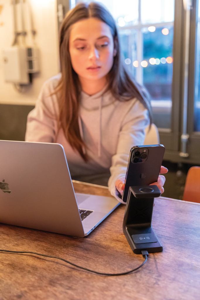Urban Vitamin Fairfield 3-in-1 Wireless Charger aus recyceltem ABS