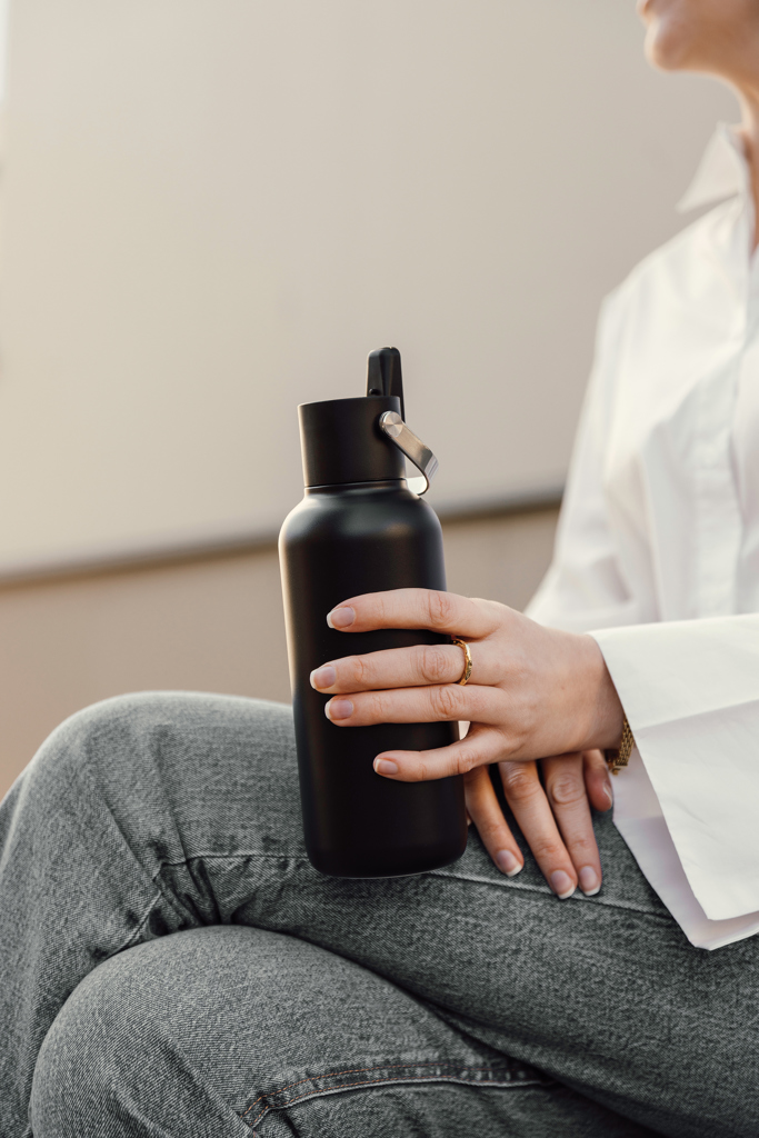 VINGA Cael Isolierflasche 600 ml mit Trinkhalm und Edelstahlgriff – mit Logo graviert oder bedruckt VINGA Cael Isolierflasche 600 ml mit Trinkhalm und Edelstahlgriff – mit Logo graviert oder bedruckt