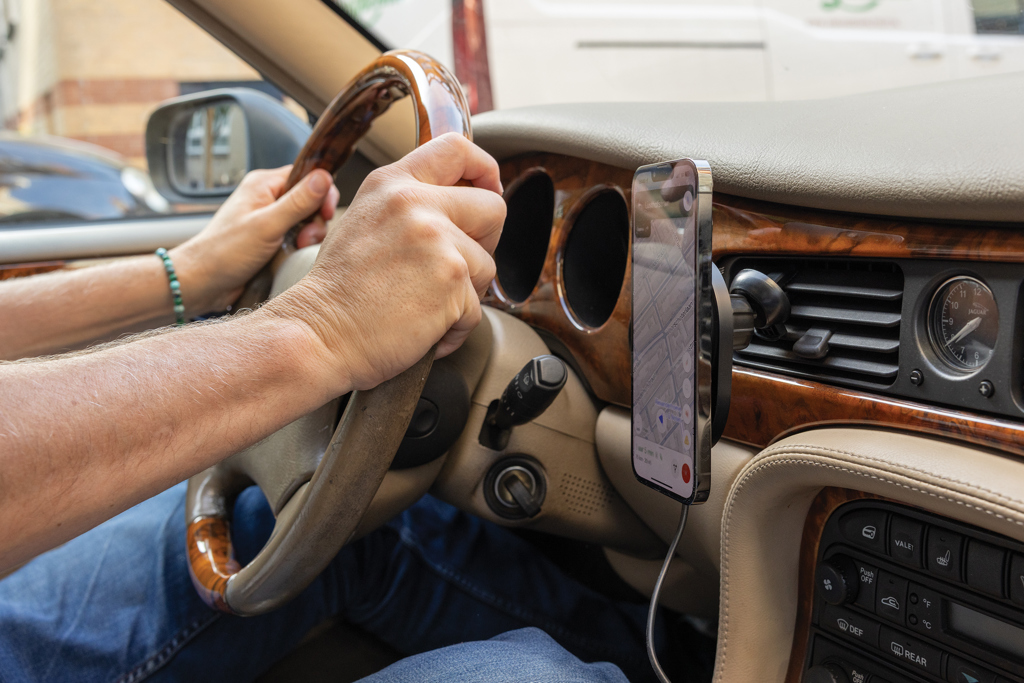 PowerCruze magnetischer 15W Wireless-Autohalter aus recyceltem ABS