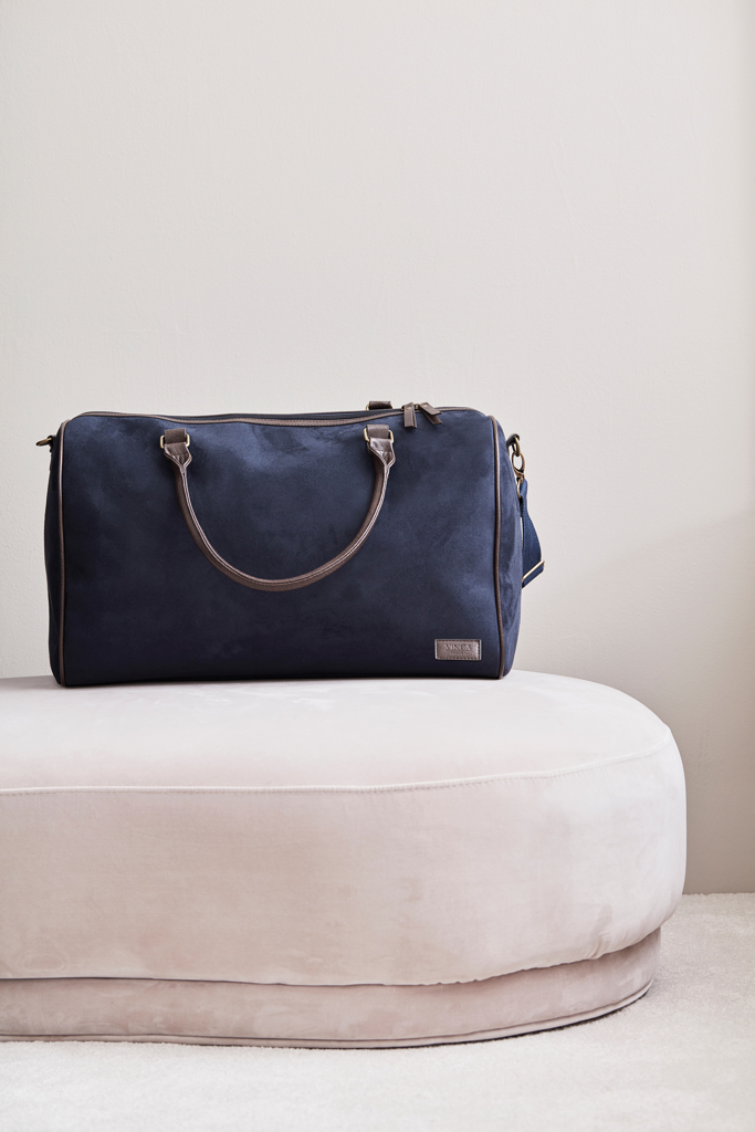 VINGA Hunton Weekendbag in Wildlederoptik mit Messingdetails — bedruckbar VINGA Hunton Weekendbag in Wildlederoptik mit Messingdetails — bedruckbar