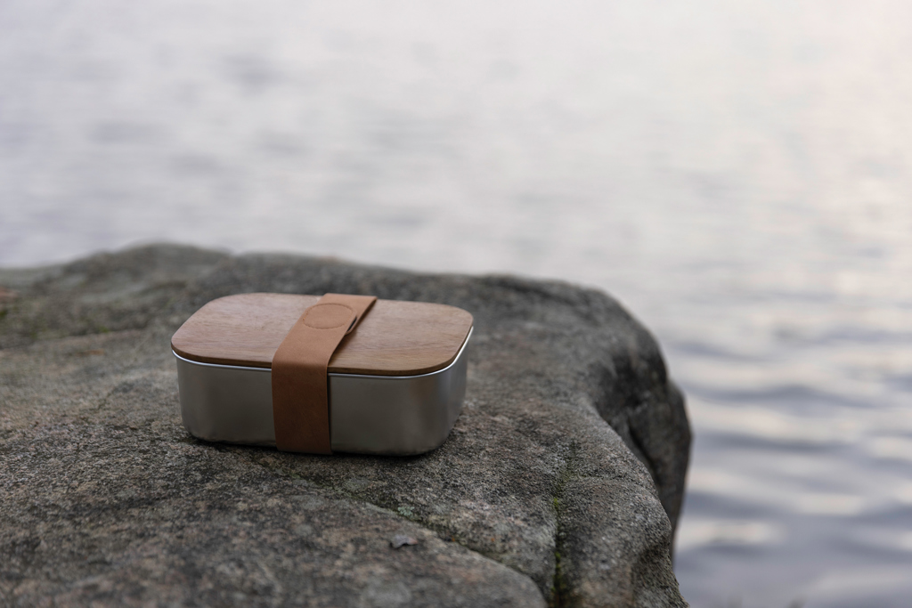 VINGA Ciro Lunchbox aus 39 % RCS-recyceltem Edelstahl mit FSC-Akazienholz-Deckel VINGA Ciro Lunchbox aus 39 % RCS-recyceltem Edelstahl mit FSC-Akazienholz-Deckel