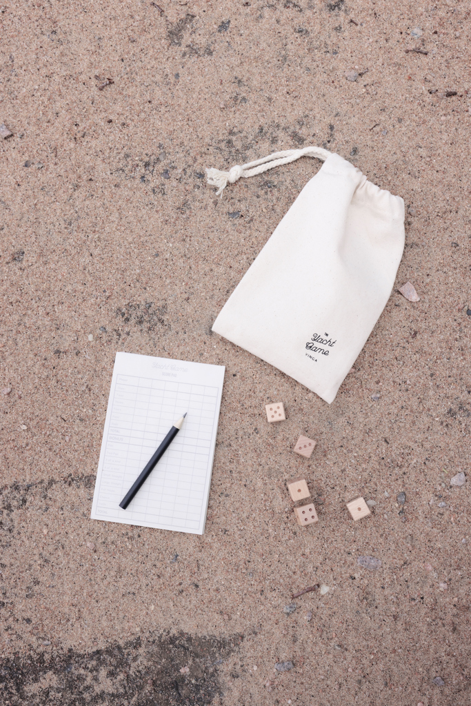 VINGA Yacht Würfelspiel aus FSC-Holz mit Baumwolltasche