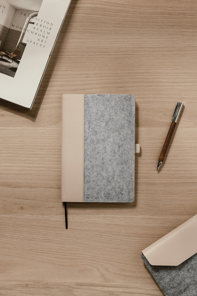 VINGA Albon A5-Notizbuch aus GRS-Recyclingfilz mit Stifthalter