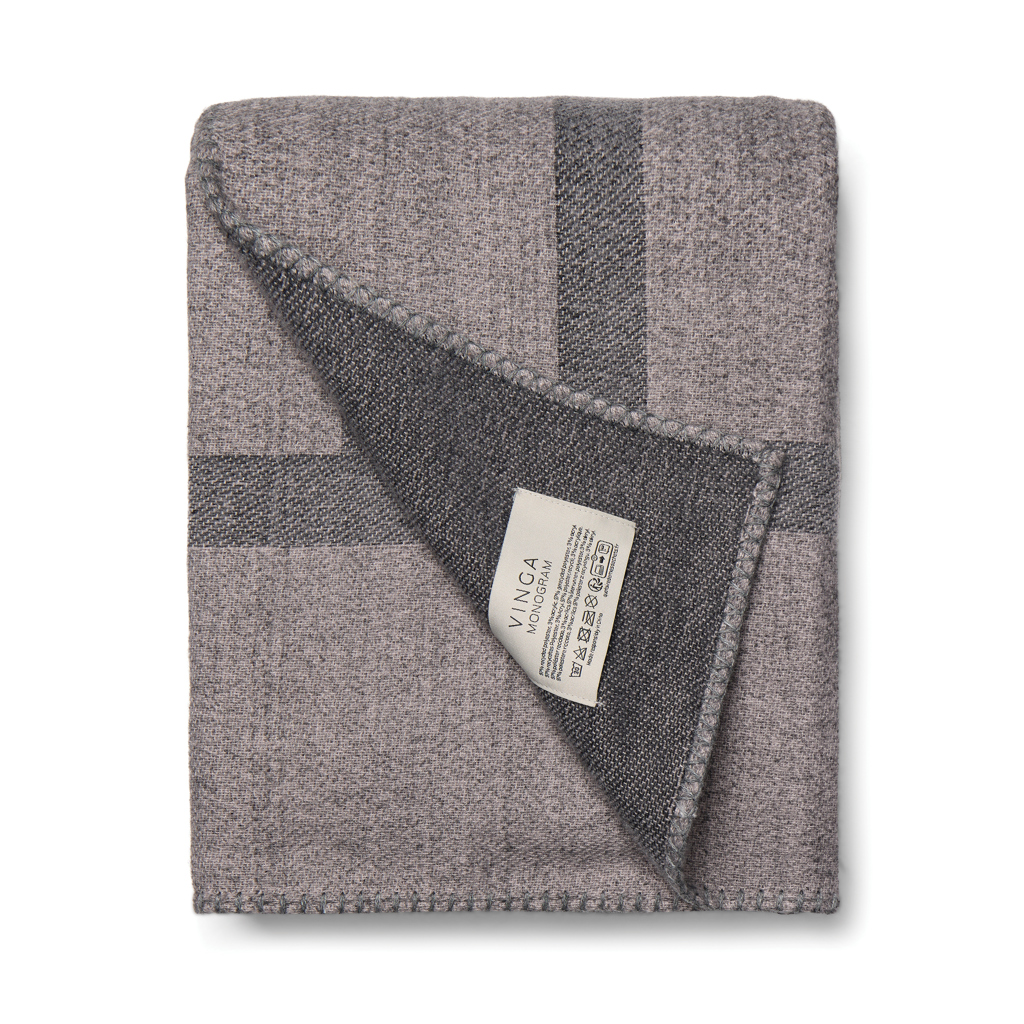 VINGA Monogram GRS Decke aus recyceltem Polyester, 170 × 130 cm