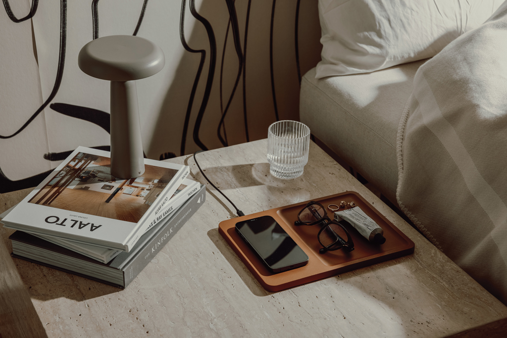 VINGA Timo Wireless Charger 15W mit Ablage aus recyceltem ABS
