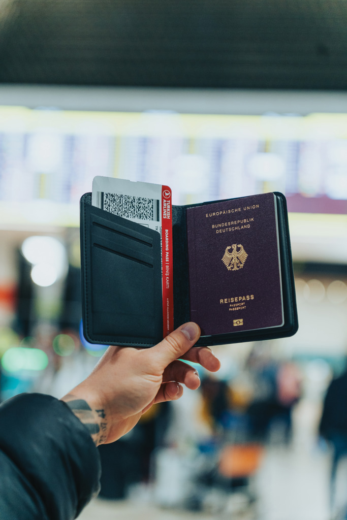 XD Collection Travelfinder Reisepass-Tasche mit Apple FindMy Tracker