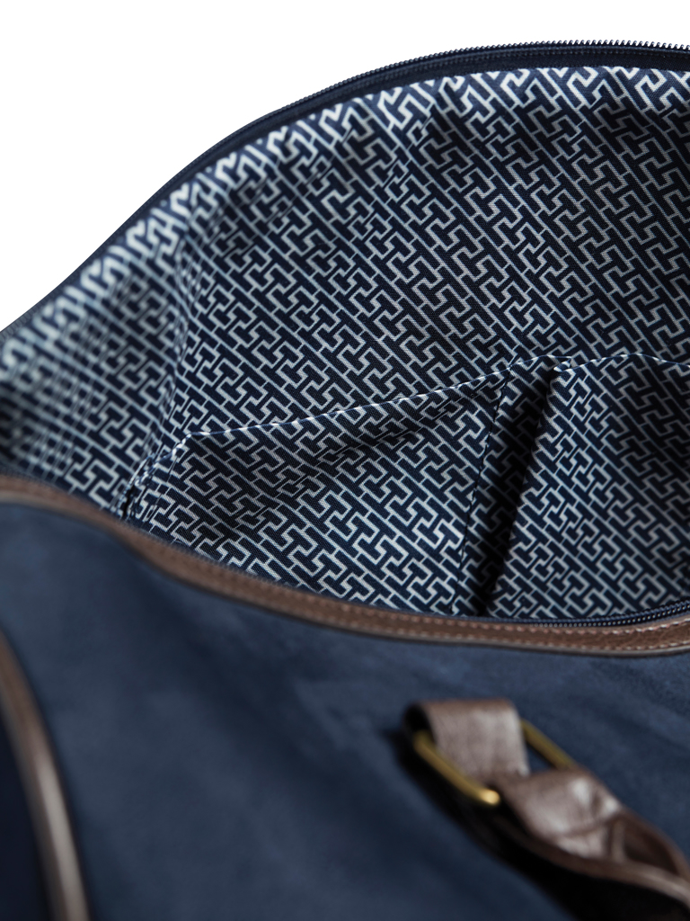 VINGA Hunton Weekendbag in Wildlederoptik mit Messingdetails — bedruckbar