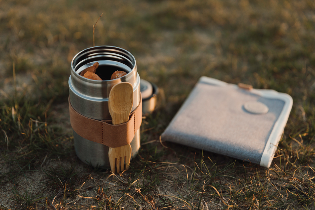 VINGA Miles Thermo-Lunchbox 500 ml aus Edelstahl mit Holzlöffel VINGA Miles Thermo-Lunchbox 500 ml aus Edelstahl mit Holzlöffel