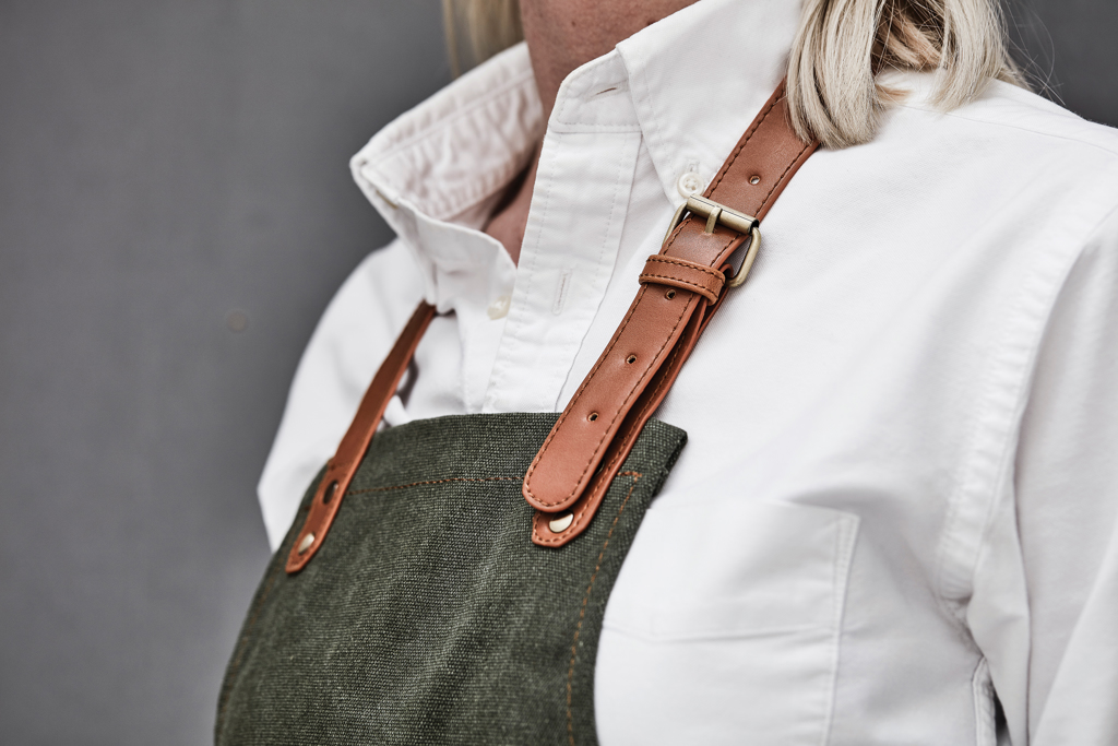 VINGA Asado Küchenschürze aus stonewashed Segeltuch mit PU-Details VINGA Asado Küchenschürze aus stonewashed Segeltuch mit PU-Details