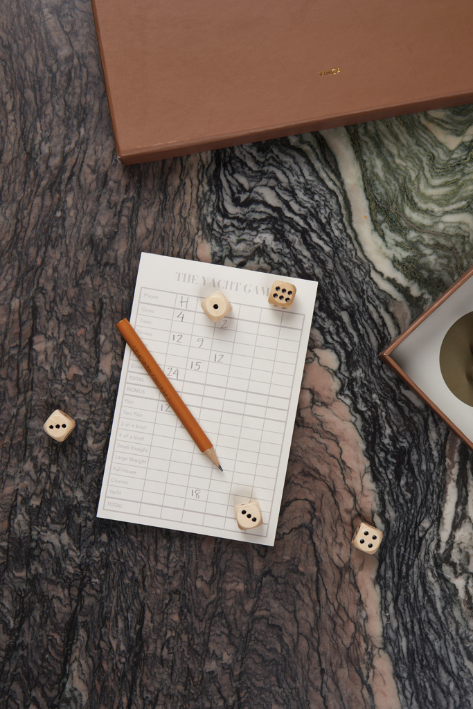VINGA Coffee-Table Spielesammlung 3-in-1 (Yacht, Ludo, Drei-in-Reihe) — bedruckbar