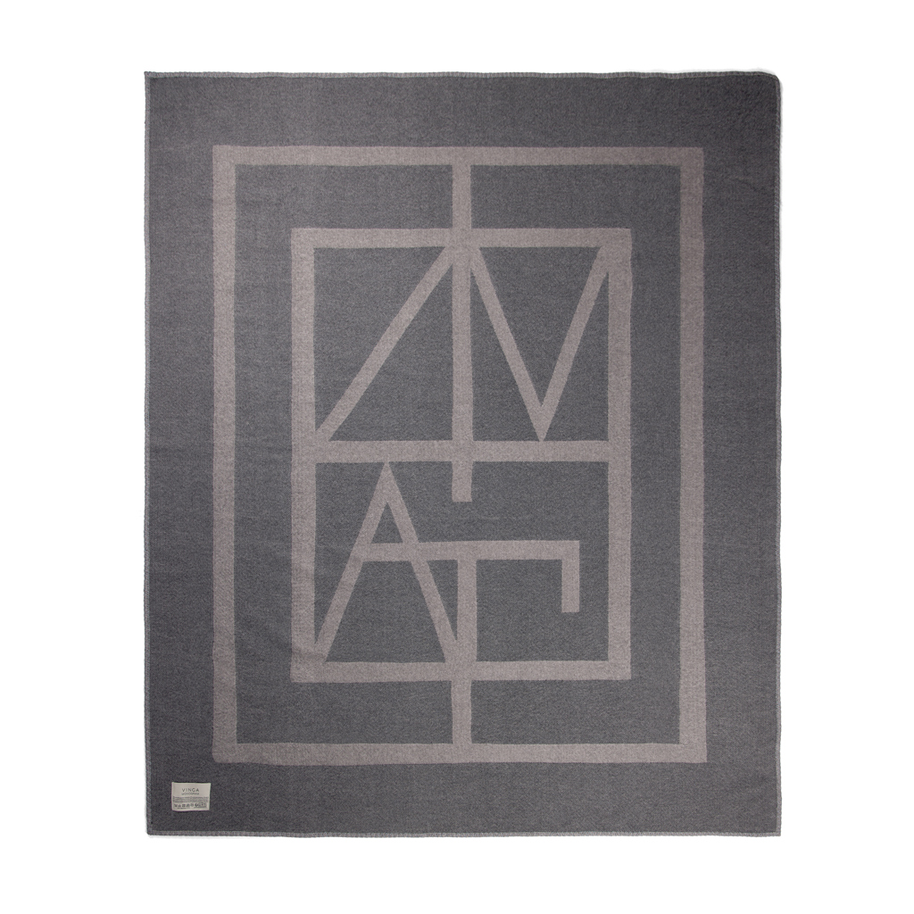 VINGA Monogram GRS Decke aus recyceltem Polyester, 170 × 130 cm VINGA Monogram GRS Decke aus recyceltem Polyester, 170 × 130 cm
