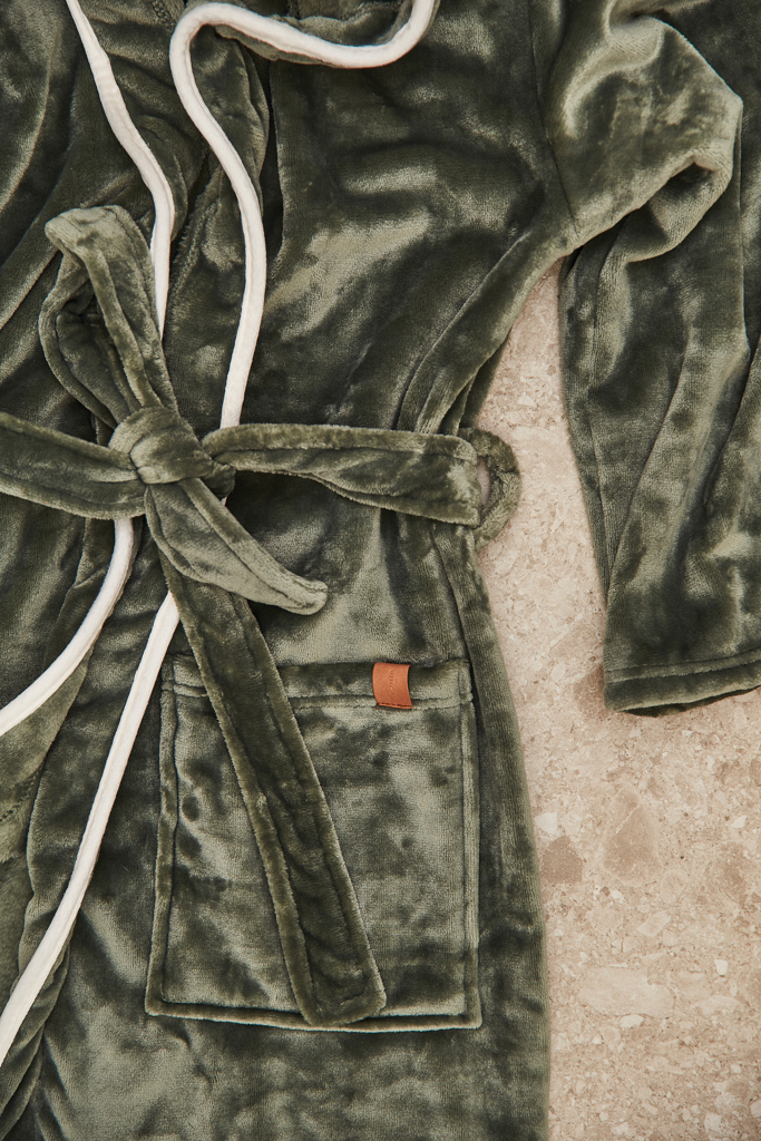 VINGA Louis Luxus Bademantel aus recyceltem PET, Größe S/M, mit Logo bestickbar