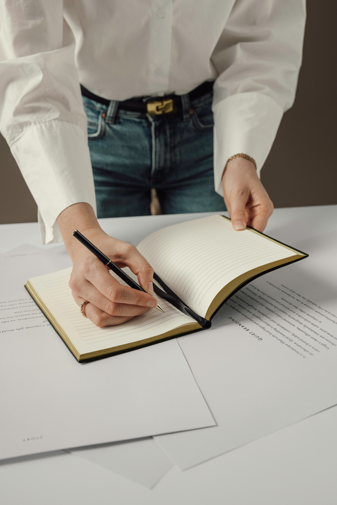 VINGA Arlo RCS Executive Schreibset: A5-Notizbuch und Drehkugelschreiber mit Logo