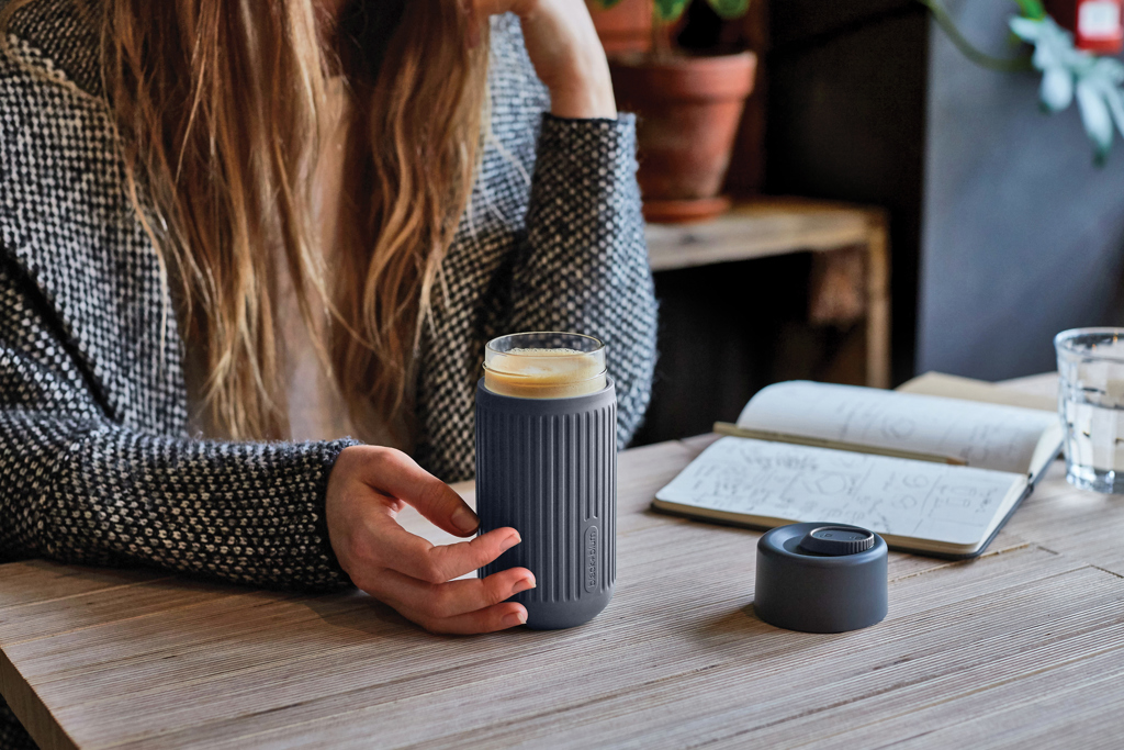 Black+Blum Glas-Reisebecher 340 ml mit Silikonhülle, bedruckbar
