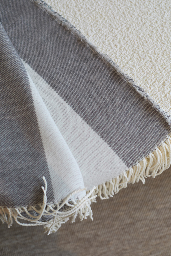VINGA Tella Aware™ Polylana® Decke mit Kunstleder-Logo-Patch