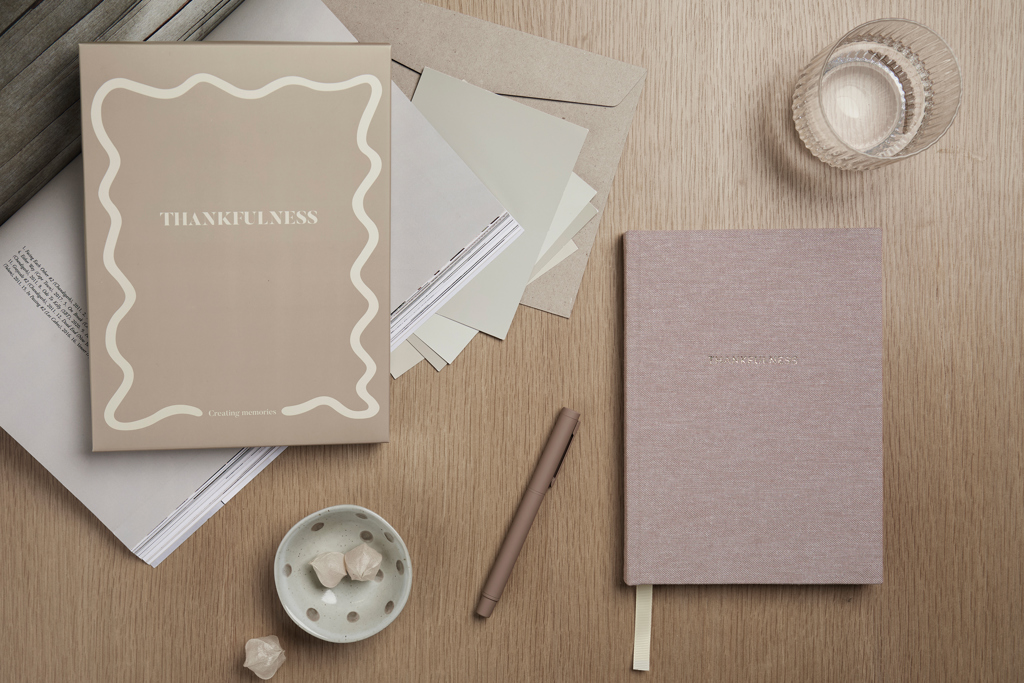 VINGA Thankfulness Dankbarkeitstagebuch A5 mit Stoffeinband, GRS-Recyclingpapier