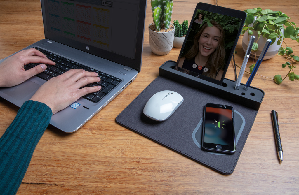 XD Xclusive Air Mousepad mit kabellosem 5W Charger und USB XD Xclusive Air Mousepad mit kabellosem 5W Charger und USB