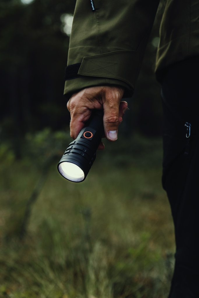 Nordic Drift Everest Akku-Taschenlampe 1.000 Lumen mit Zoom – mit Logo