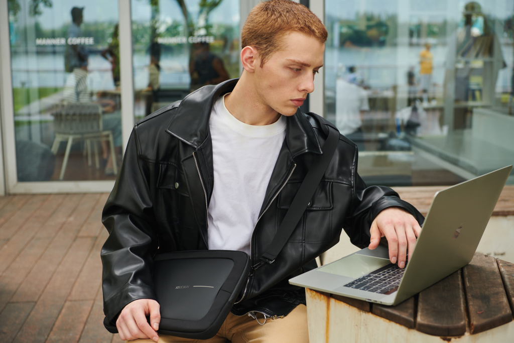 XD Design 16 Zoll Laptoptasche aus rPET, schwarz, mit Logo bedruckbar XD Design 16 Zoll Laptoptasche aus rPET, schwarz, mit Logo bedruckbar