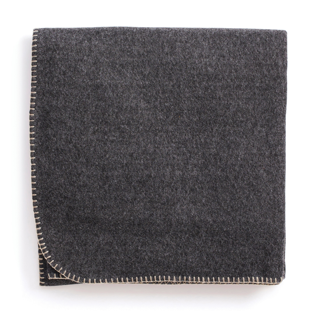 VINGA Bilton Fleecedecke Upcycling 190g/m² mit Stickerei-Veredelung
