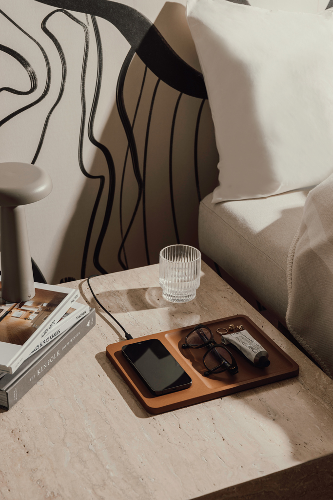 VINGA Timo Wireless Charger 15W mit Ablage aus recyceltem ABS VINGA Timo Wireless Charger 15W mit Ablage aus recyceltem ABS