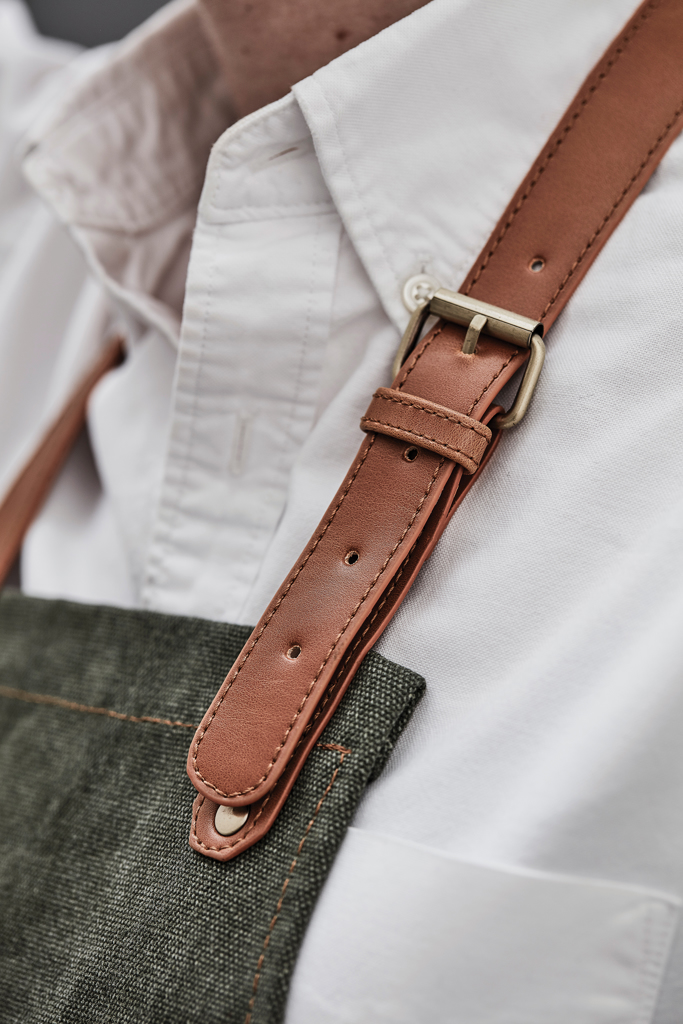 VINGA Asado Küchenschürze aus stonewashed Segeltuch mit PU-Details