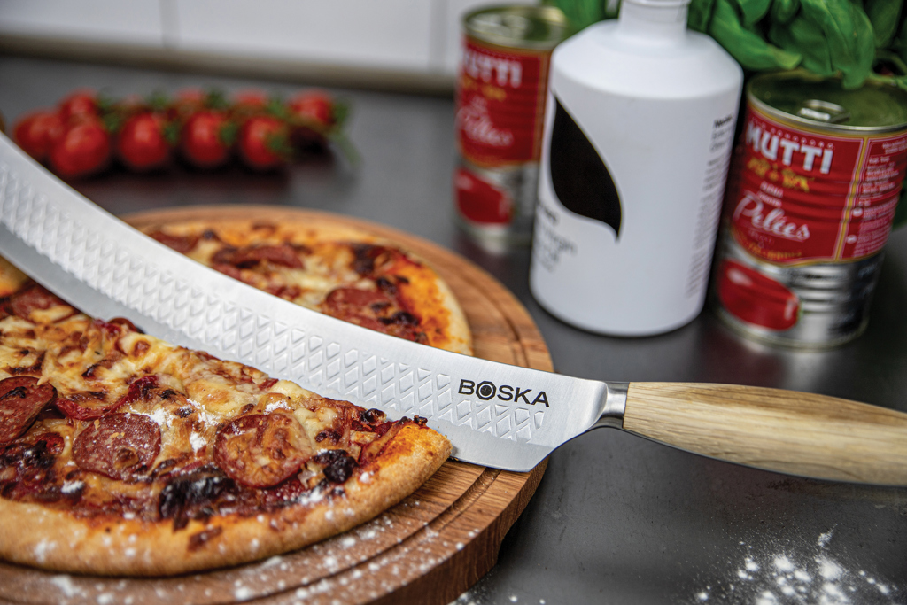 BOSKA Pizza- und Käsemesser Oslo+ Nr. 4 aus Edelstahl mit Eichenholzgriffen – mit Logo-Gravur
