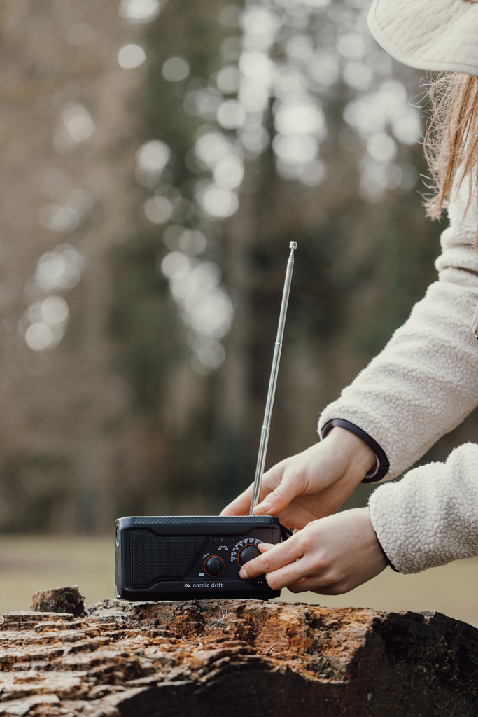 Nordic Drift Titan Notfallradio IPX4 mit Handkurbel, Solarpanel und 4000-mAh-Powerbank – mit Logo bedruckbar