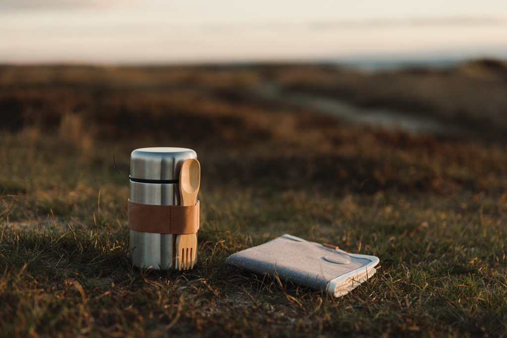 VINGA Miles Thermo-Lunchbox 500 ml aus Edelstahl mit Holzlöffel VINGA Miles Thermo-Lunchbox 500 ml aus Edelstahl mit Holzlöffel