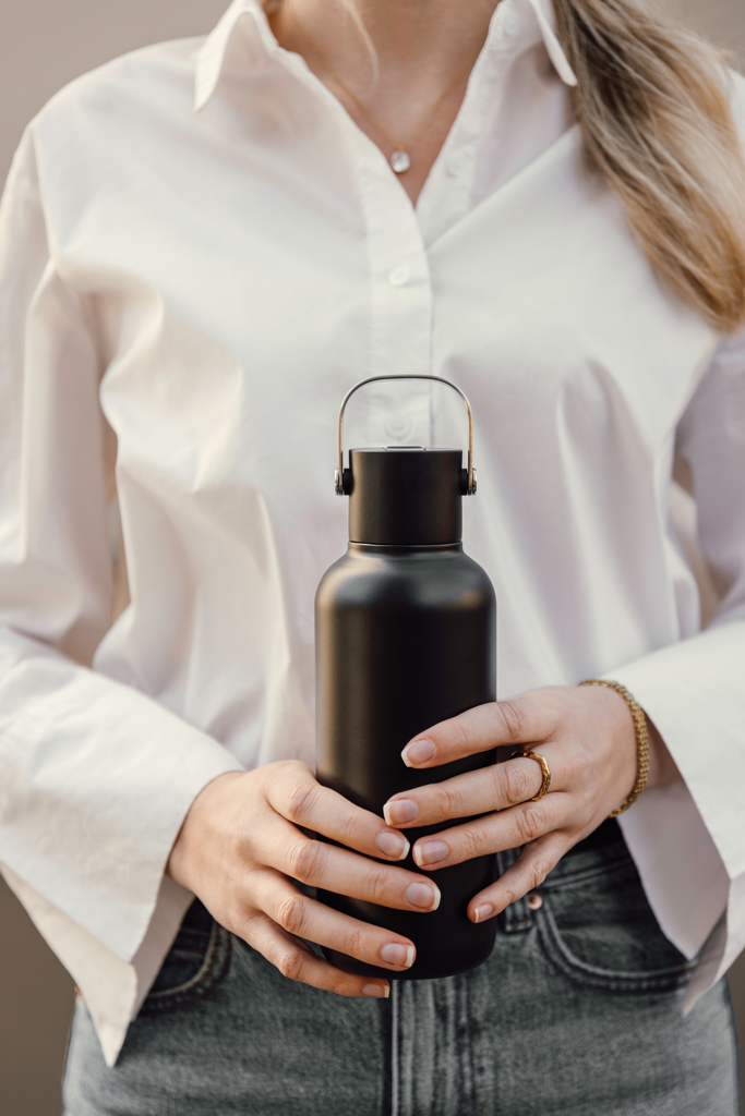 VINGA Cael Isolierflasche 600 ml mit Trinkhalm und Edelstahlgriff – mit Logo graviert oder bedruckt VINGA Cael Isolierflasche 600 ml mit Trinkhalm und Edelstahlgriff – mit Logo graviert oder bedruckt
