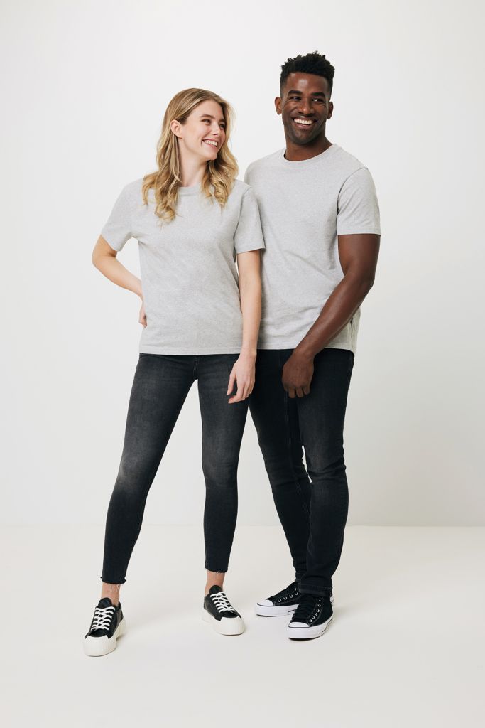 Zwei Menschen in hellgrauen T-Shirts
