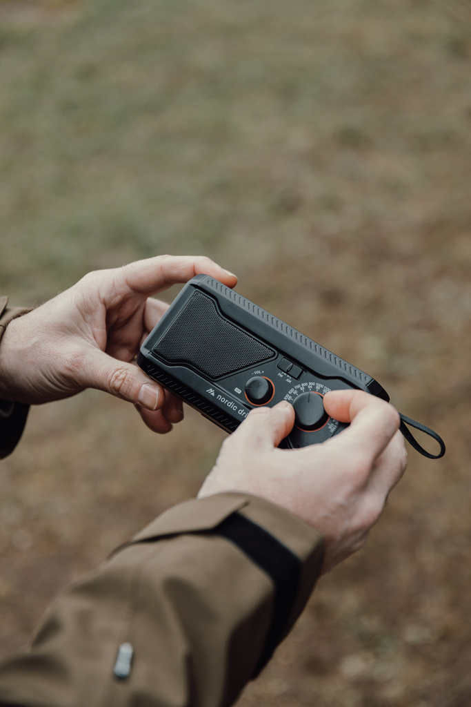 Nordic Drift Titan Notfallradio IPX4 mit Handkurbel, Solarpanel und 4000-mAh-Powerbank – mit Logo bedruckbar