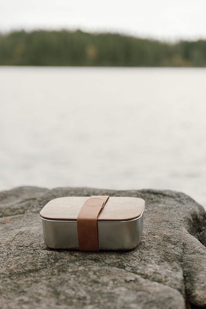 VINGA Ciro Lunchbox aus 39 % RCS-recyceltem Edelstahl mit FSC-Akazienholz-Deckel VINGA Ciro Lunchbox aus 39 % RCS-recyceltem Edelstahl mit FSC-Akazienholz-Deckel