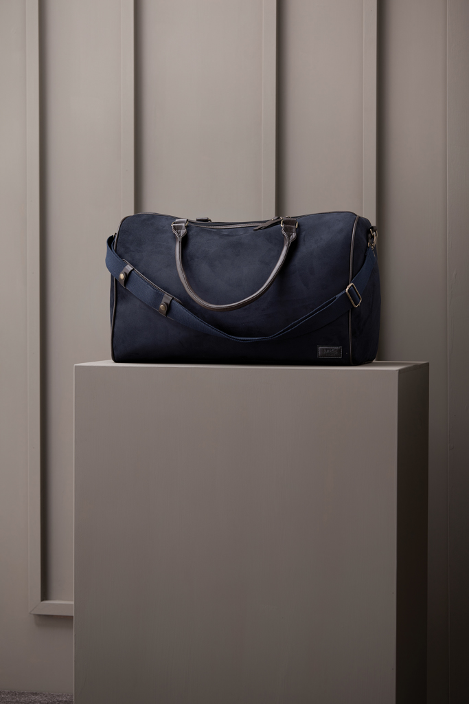VINGA Hunton Weekendbag in Wildlederoptik mit Messingdetails — bedruckbar