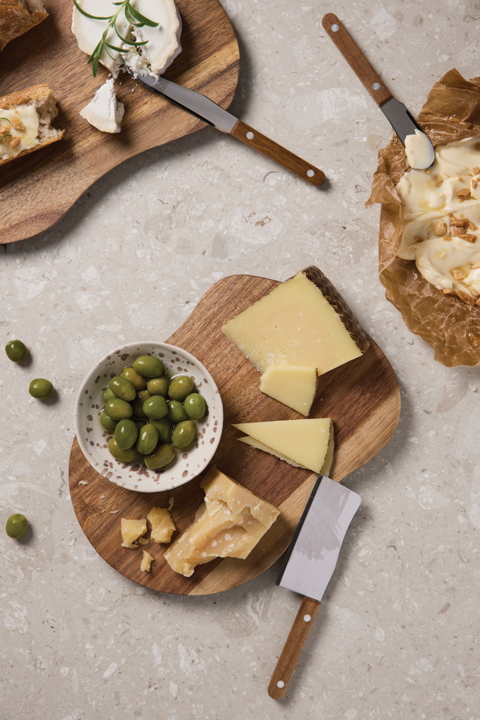 VINGA Veia Käse-Set aus Akazienholz mit drei Edelstahl-Käsemessern, mit Logo-Gravur