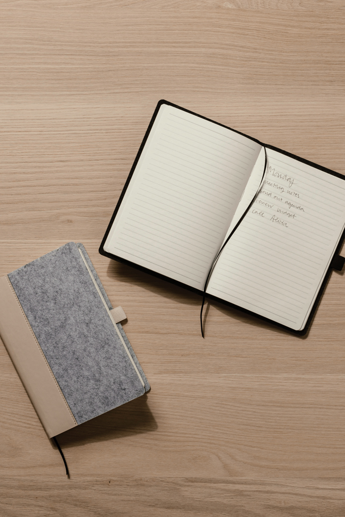 VINGA Albon A5-Notizbuch aus GRS-Recyclingfilz mit Stifthalter