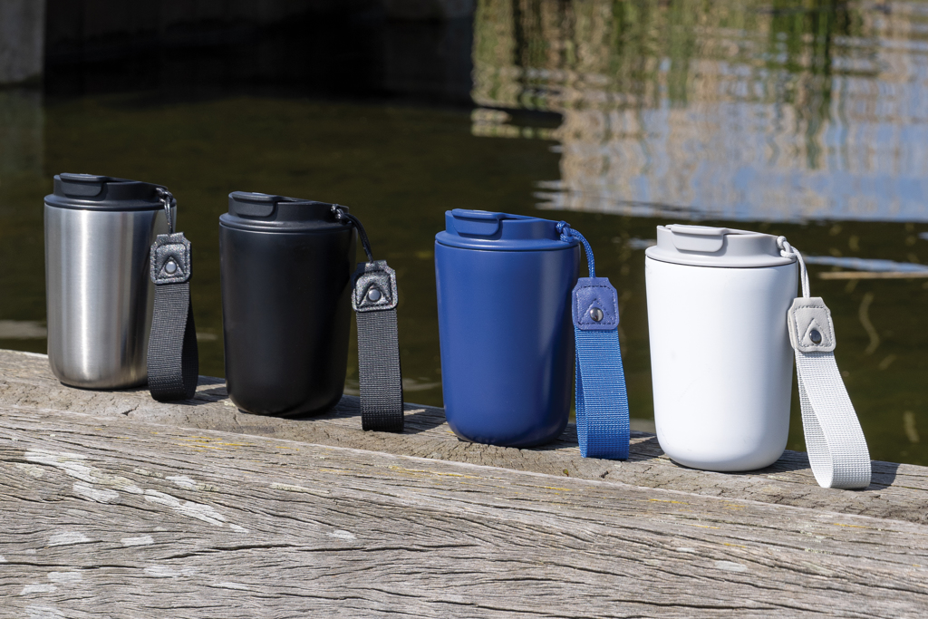 XD Collection Cuppa Vakuumbecher 380 ml aus RCS-Edelstahl mit Umhängeband – inkl. Lasergravur oder 360°-Digitaldruck