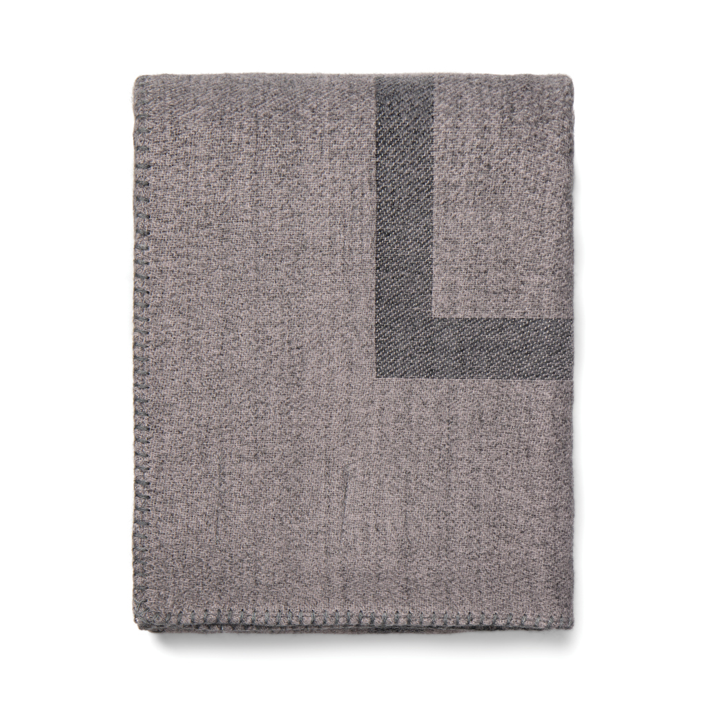 VINGA Monogram GRS Decke aus recyceltem Polyester, 170 × 130 cm VINGA Monogram GRS Decke aus recyceltem Polyester, 170 × 130 cm