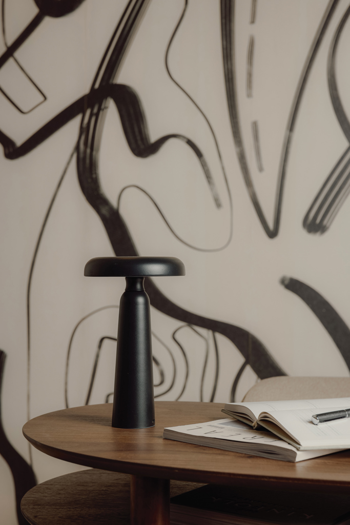 VINGA Avery RCS Akku-Tischlampe mit Touch-Dimmer und USB-C