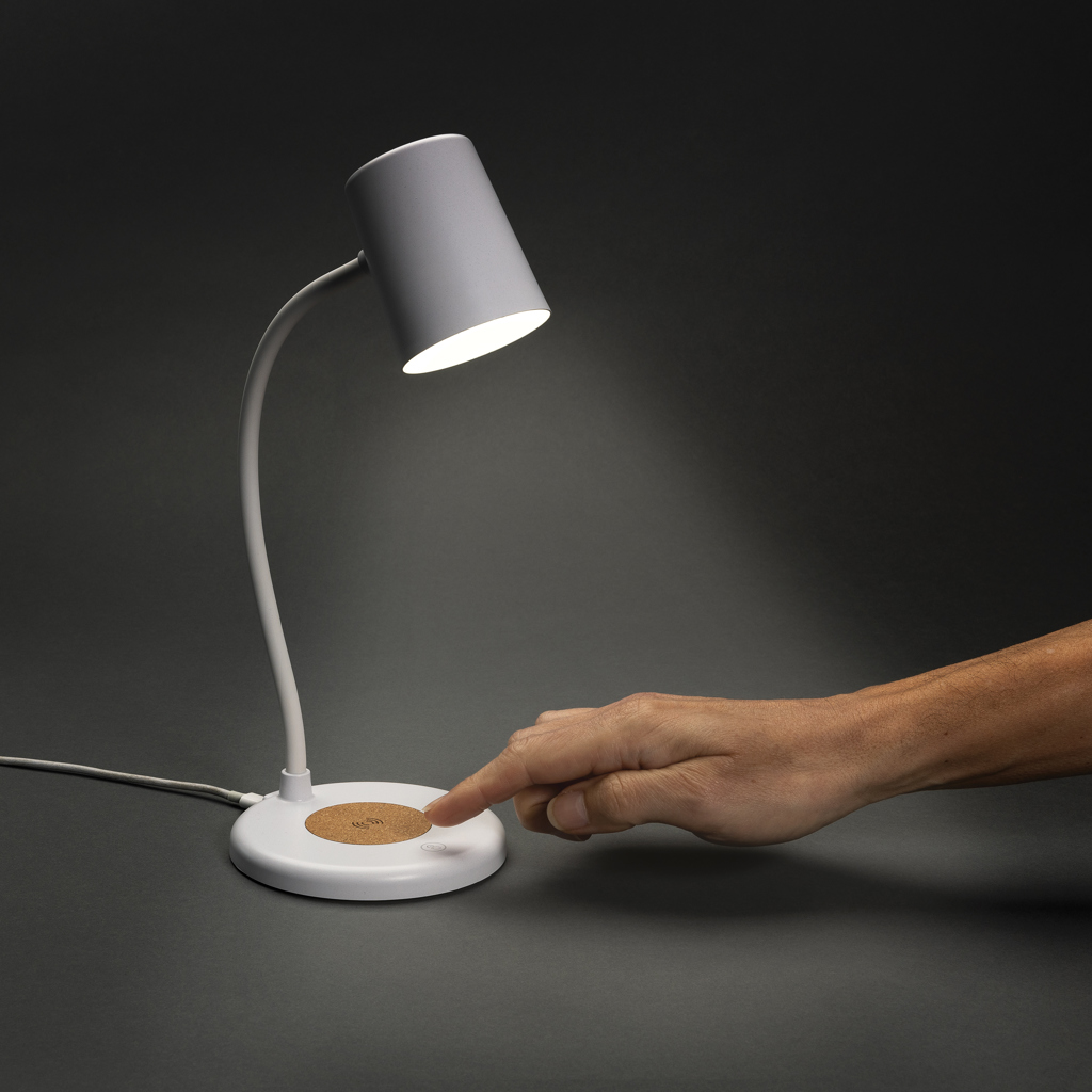 Zenara 15W Wireless Charger mit Schreibtischlampe aus recyceltem ABS und FSC-Kork