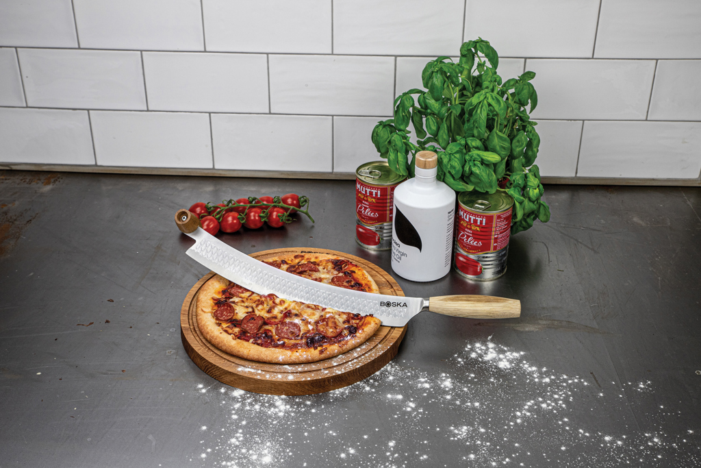 BOSKA Pizza- und Käsemesser Oslo+ Nr. 4 aus Edelstahl mit Eichenholzgriffen – mit Logo-Gravur BOSKA Pizza- und Käsemesser Oslo+ Nr. 4 aus Edelstahl mit Eichenholzgriffen – mit Logo-Gravur